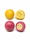 Confiserie artisanale française aux billes de maïs croustillantes enrobées de chocolat blanc bio, framboise et mangue, fabrication à Saint-Germain-du-Puy
