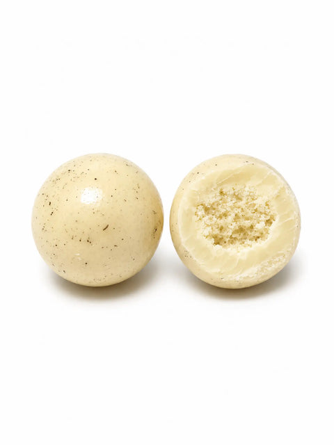 Confiserie artisanale française aux billes de maïs croustillantes enrobées de chocolat blanc bio et vanille bourbon, fabrication à Saint-Germain-du-Puy