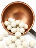Noisettes bio torréfiées enrobées de chocolat blanc et de noix de coco bio, gourmandise artisanale française fabriquée près de Bourges