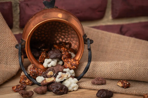 Noix du Berry caramélisées bio fabriquées près de Bourges, idéales pour accompagner un café, agrémenter un dessert ou offrir un cadeau gourmand.