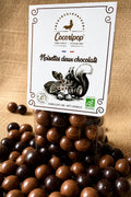 Noisettes torréfiées enrobées de chocolat noir bio et de chocolat au lait bio, fabriquées artisanalement près de Bourges dans le Berry par Cocoripop.