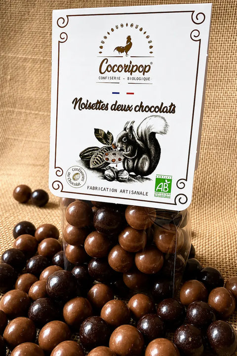 Noisettes torréfiées enrobées de chocolat noir bio et de chocolat au lait bio, fabriquées artisanalement près de Bourges dans le Berry par Cocoripop.