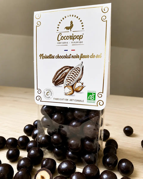 Noisettes torréfiées et caramélisées enrobées de chocolat noir bio et de fleur de sel de Guérande, fabriquées artisanalement près de Bourges dans le Berry par Cocoripop.