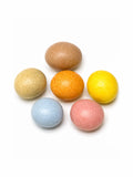 Confiserie artisanale française bio composée de cacahuètes chocolatées dragéifiées aux pigments végétaux fabriquée à Saint-Germain-du-Puy