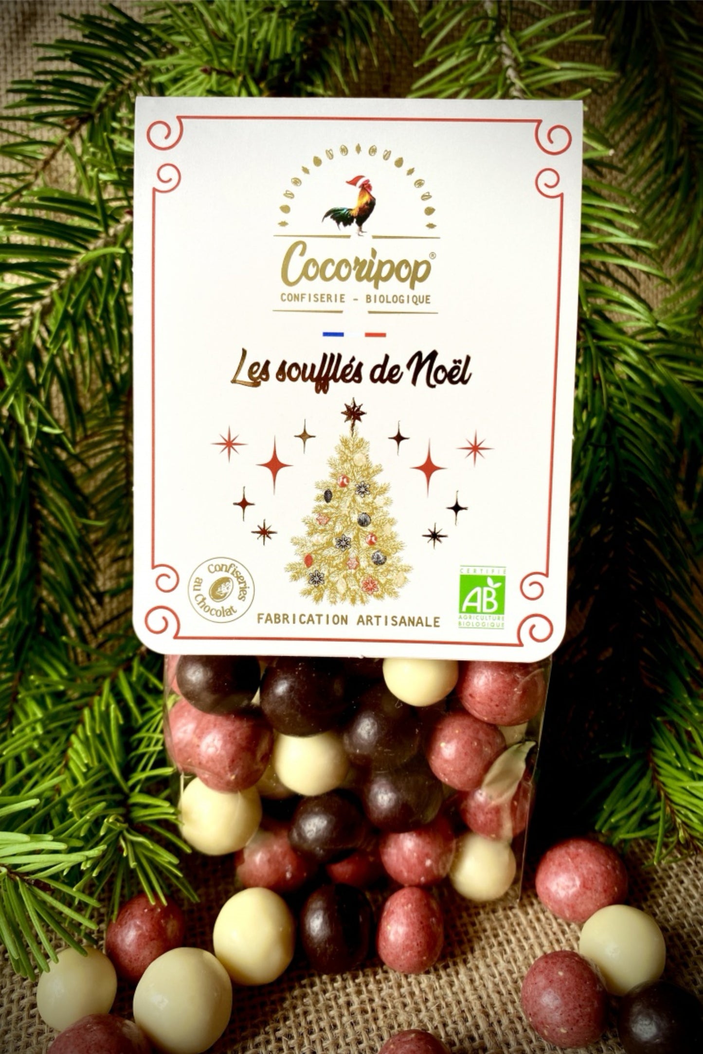 Détail des billes au chocolat noir, blanc et rouge goût fraise Cocoripop