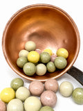 Noisettes bio torréfiées enrobées de chocolat au lait et chocolat blanc bio, colorées naturellement, gourmandise artisanale française fabriquée près de Bourges