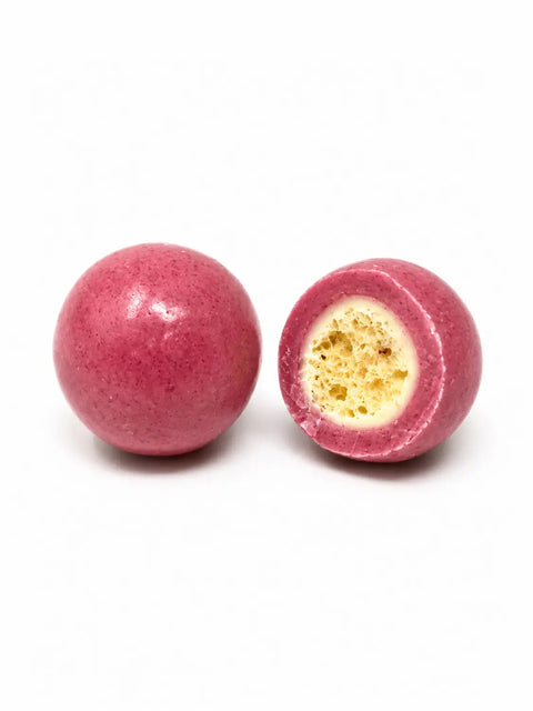 Billes de maïs soufflé enrobées de chocolat blanc bio issu du commerce équitable, à la framboise et à la mangue, spécialité artisanale française