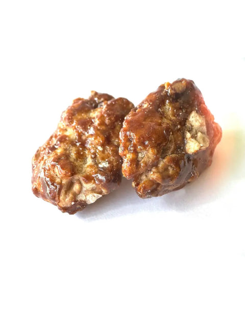 Gros plan sur noix du Berry caramelisees croquantes et sucre dore