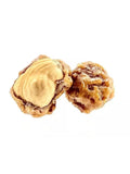 Gros plan sur pralines noisettes bio croquantes et caramelisees