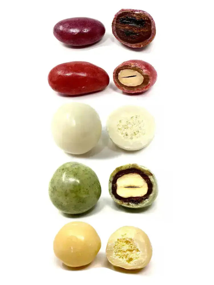 Bille soufflée croustillante enrobée de chocolat blanc et mangue, habillée d’une teinte jaune lumineuse, sur fond blanc. Raisin sec enrobé de chocolat noir intense, sublimé par une finition violette élégante, sur fond blanc.Amande croquante enrobée de chocolat saveur fraise, revêtue d’un enrobage rose délicat, sur fond blanc.Noisette croquante enrobée de chocolat noir intense, finition verte éclatante, présentée sur fond blanc. oeufs du coq en chocolat  BIO