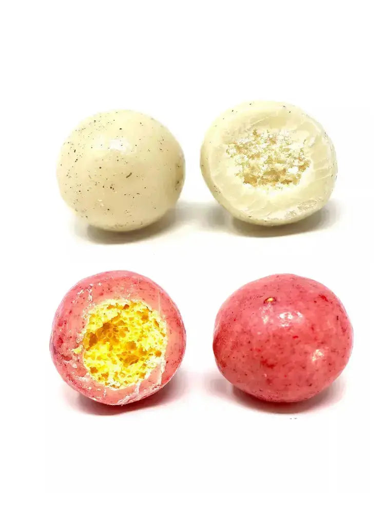 Les Soufflés Vanille Fraise Bio
Billes soufflées croquantes enrobées de chocolat blanc aromatisé à la vanille et à la fraise, une douceur raffinée et délicate. bio