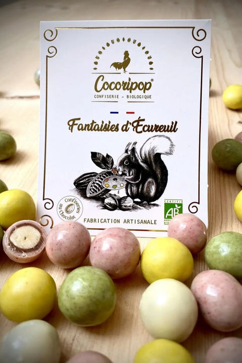 Noisettes torréfiées enrobées de chocolat bio avec couleurs végétales – cœur croquant et fondant