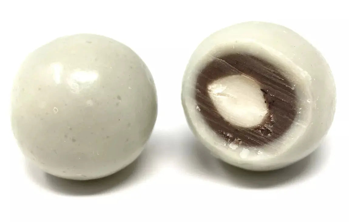 Noisette enrobée de chocolat blanc sur fond blanc.Noisette croquante enrobée de chocolat blanc crémeux et fondant.Noisette chocolat blanc – gourmandise artisanale sur fond blanc.Noisette entière enrobée de chocolat blanc onctueux, douceur sucrée sur fond blanc.BIO