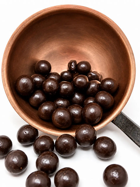 Noisettes bio torréfiées enrobées de chocolat noir bio et fleur de sel, gourmandise artisanale française fabriquée près de Bourges