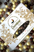 Noisettes croquantes enrobées de trois chocolats bio – noir intense, lait onctueux, blanc fondant