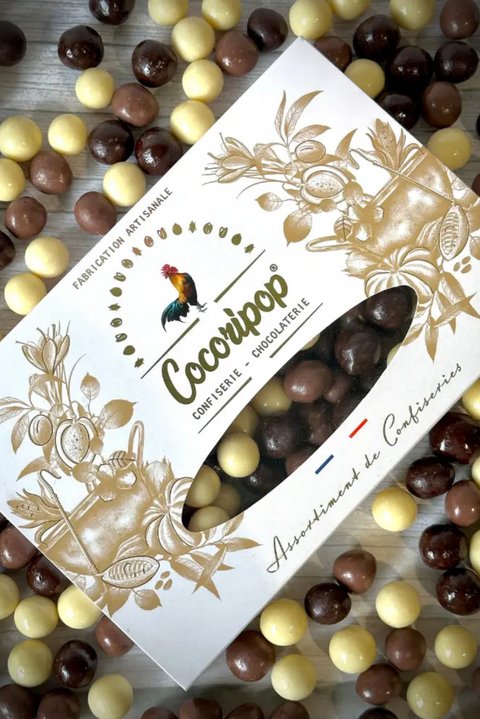 Noisettes croquantes enrobées de trois chocolats bio – noir intense, lait onctueux, blanc fondant