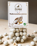 Noisettes torréfiées enrobées de chocolat blanc bio et de noix de coco râpée, fabriquées artisanalement près de Bourges dans le Berry par Cocoripop.