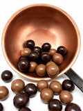 Noisettes bio torréfiées enrobées de chocolat au lait et de chocolat noir bio, gourmandise artisanale française fabriquée près de Bourges