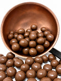 Noisettes bio torréfiées enrobées de chocolat au lait bio, gourmandise artisanale française fabriquée près de Bourges