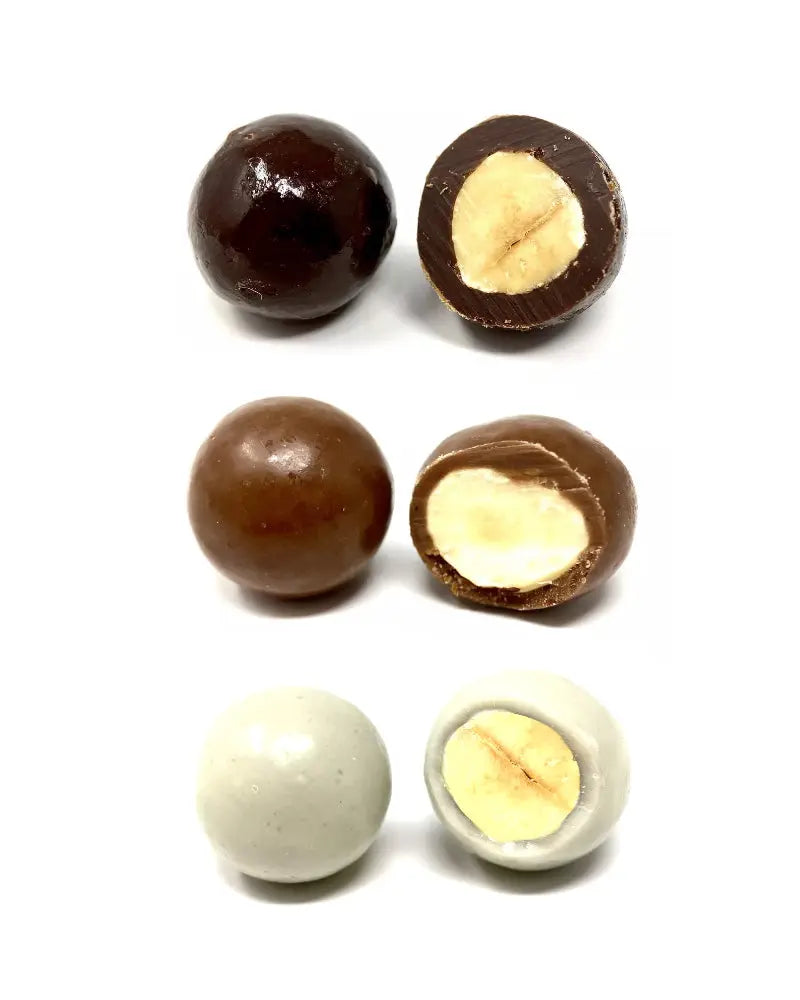 Noisette enrobée de chocolat noir
Noisette torréfiée croquante enrobée de chocolat noir intense, offrant une saveur profonde et corsée, sur fond blanc.
Noisette enrobée de chocolat au lait
Noisette entière croquante recouverte de chocolat au lait fondant, un équilibre parfait entre douceur et gourmandise, sur fond blanc.
Noisette enrobée de chocolat blanc
Noisette torréfiée enrobée d’un chocolat blanc onctueux, révélant une texture délicate et un goût sucré et lacté, sur fond blanc. bio