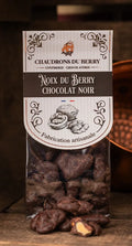 Noix du Berry soigneusement sélectionnées et délicatement enrobées de chocolat noir bio, fabriquées dans le Cher.