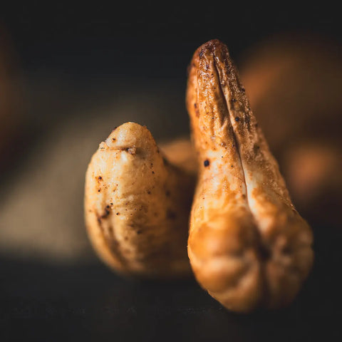 Noix de cajou bio en vrac assaisonnées au poivre sauvage de Madagascar.
