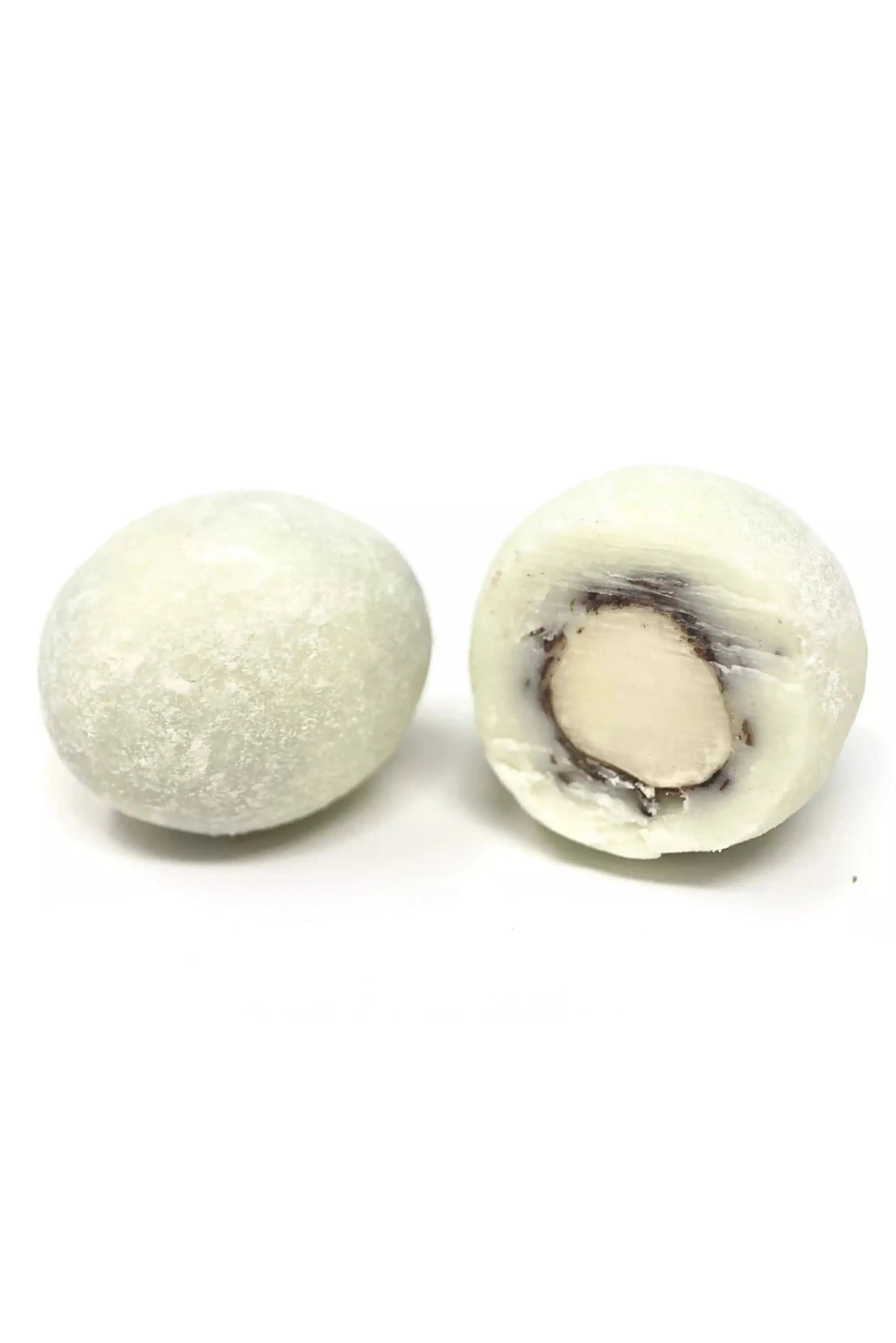 Coco râpée bio sur chocolat blanc fondant, enrobant une noisette artisanale à Brécy