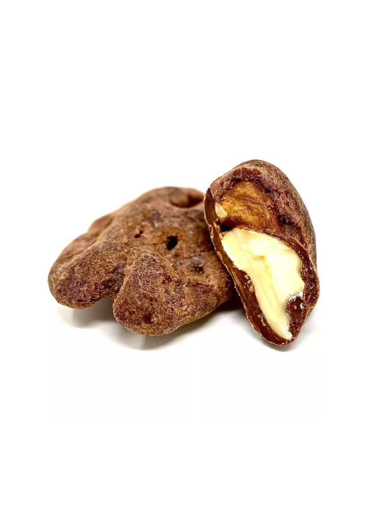 Noix du Berry enrobée de chocolat au lait, Noix du Berry enrobée de chocolat au lait onctueux, offrant un mariage parfait entre douceur et croquant, sur fond blanc. bio