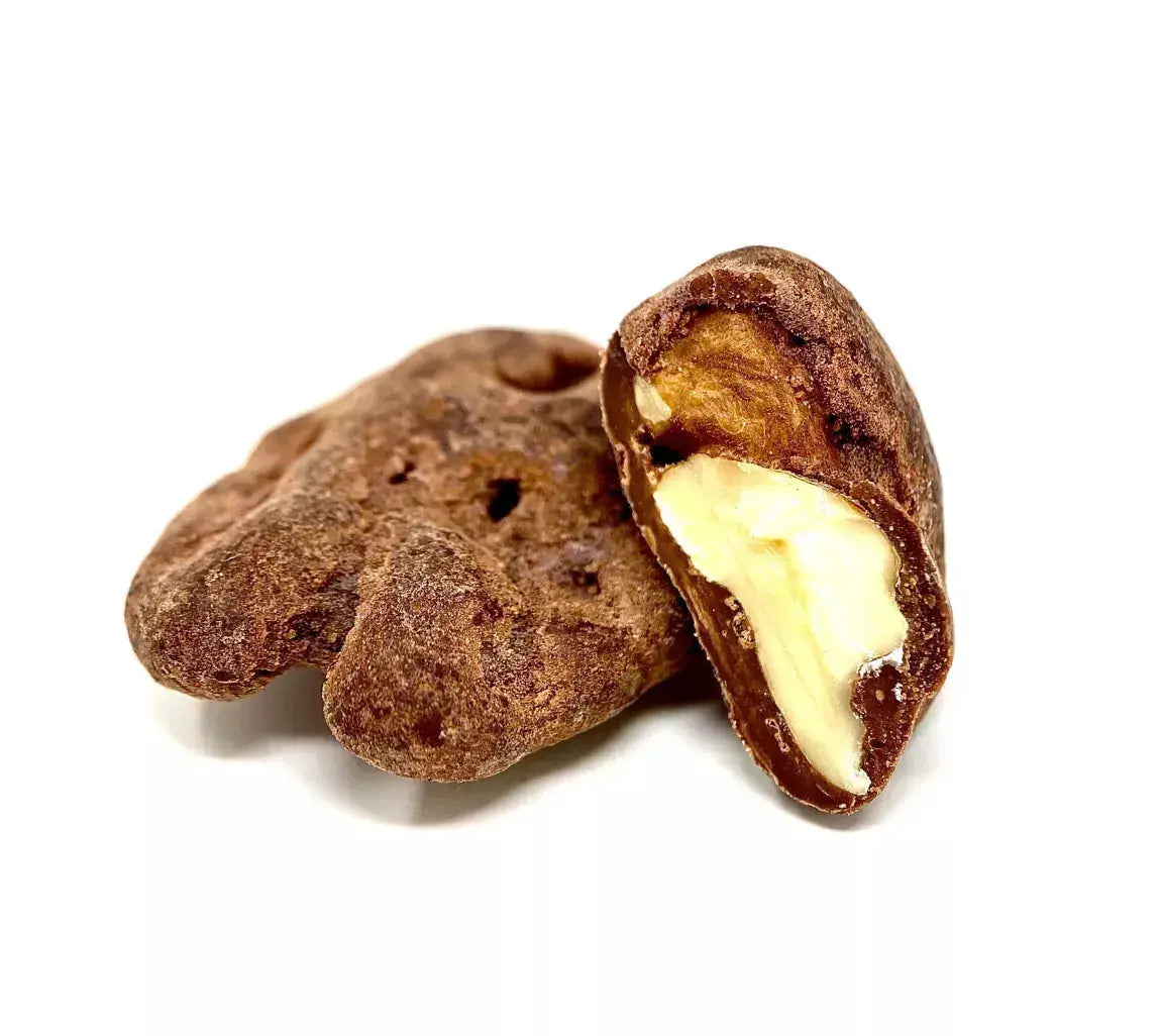 Noix du Berry enrobée de chocolat au lait, Noix du Berry enrobée de chocolat au lait onctueux, offrant un mariage parfait entre douceur et croquant, sur fond blanc. bio