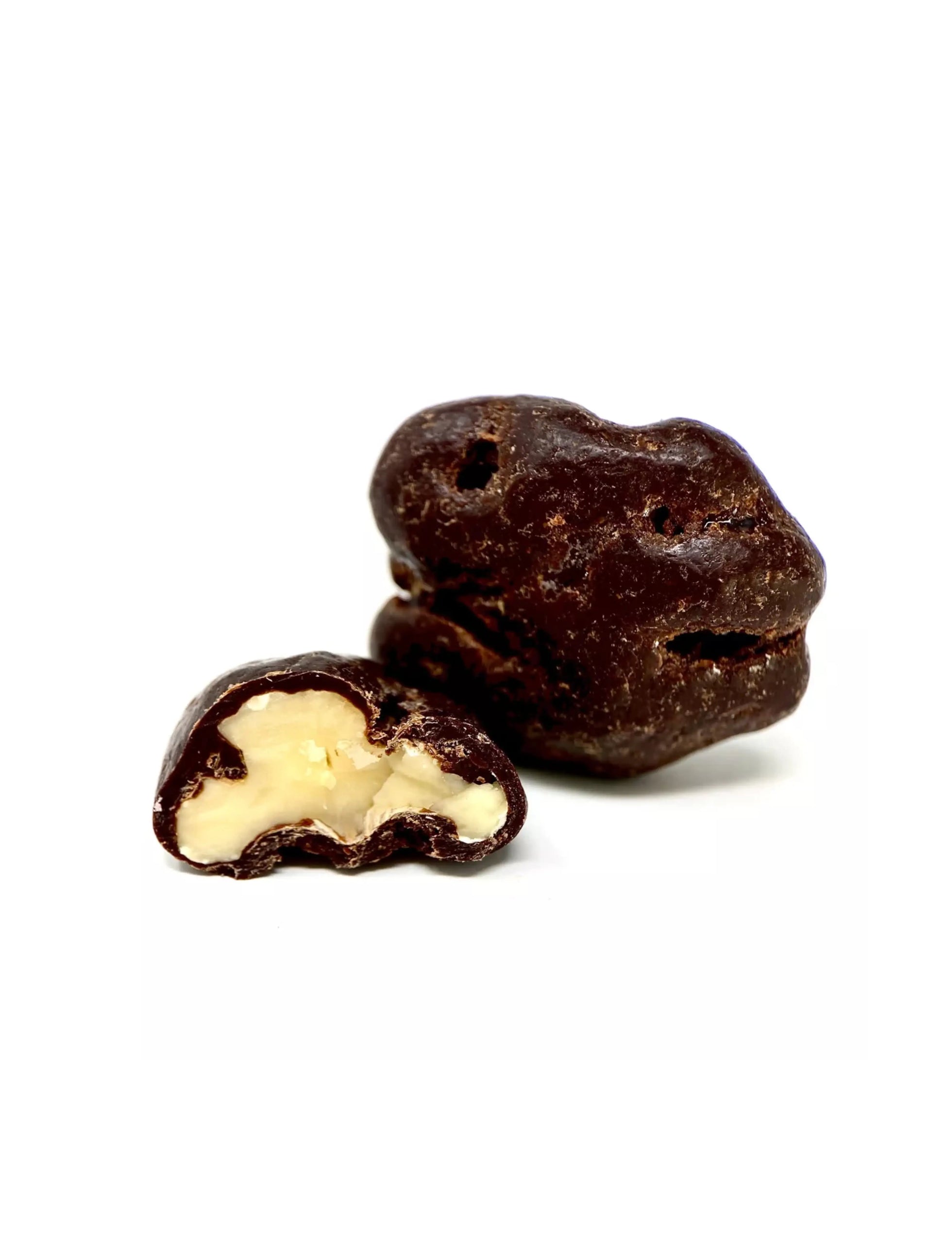 Noix du Berry enrobée de chocolat noir, Noix croquante du Berry recouverte d’un chocolat noir intense, révélant une saveur corsée et équilibrée, sur fond blanc. bio
