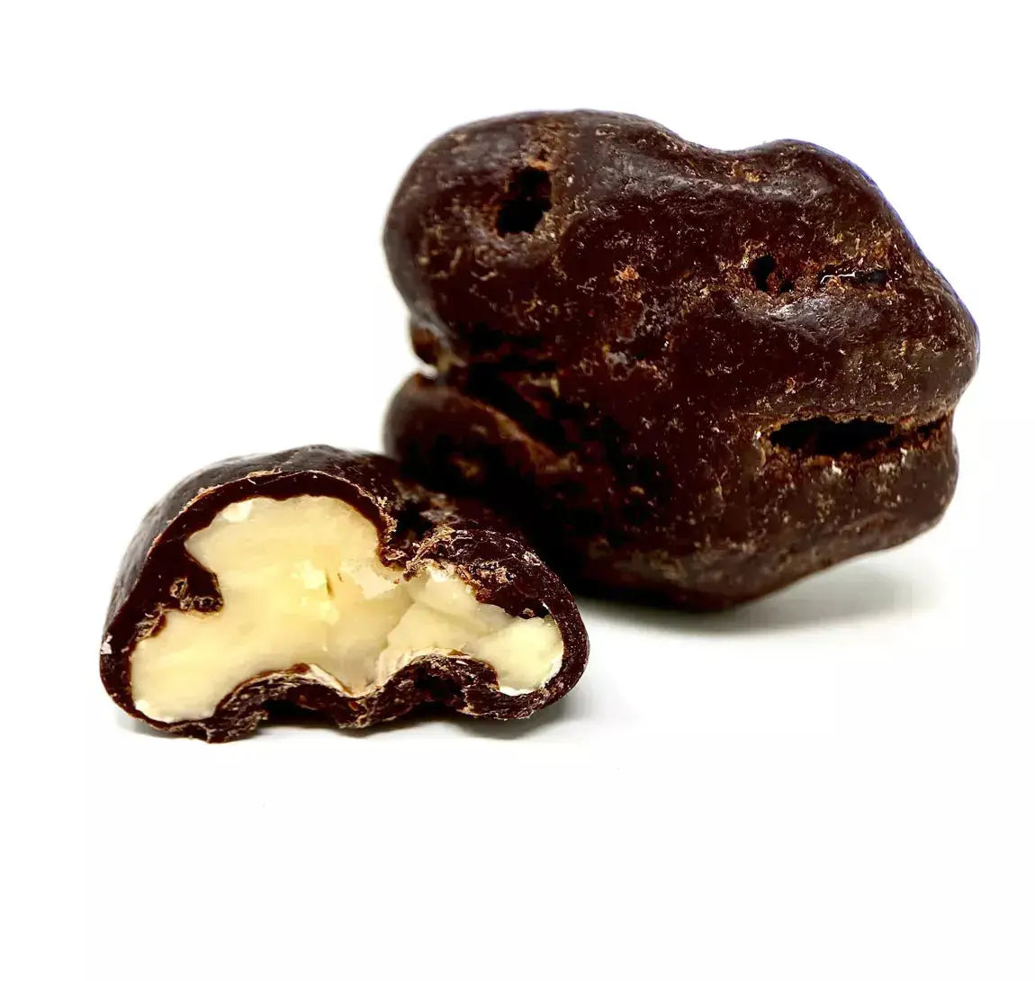 Noix du Berry enrobée de chocolat noir, Noix croquante du Berry recouverte d’un chocolat noir intense, révélant une saveur corsée et équilibrée, sur fond blanc. bio