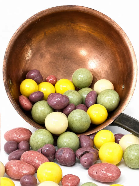 Œufs du Coq Bio en vrac Cocoripop fabriqués artisanalement près de Bourges dans le Berry, un assortiment gourmand de noisettes, amandes, raisins et billes de maïs enrobés de chocolats bio.