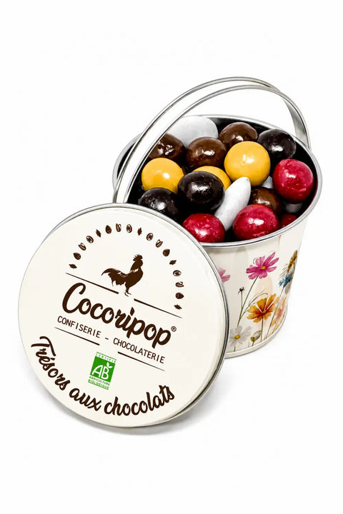 Petit Seau Métal Trésors aux Chocolats Bio fabriqué artisanalement près de Bourges, garni d'un assortiment de confiseries chocolatées biologiques.