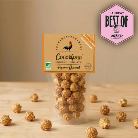 Popcorn bio au beurre de cacahuète et caramel Cocoripop, fabriqué artisanalement à Saint-Germain-du-Puy près de Bourges. Popcorn 100 % français élaboré avec du maïs français et des ingrédients biologiques, enrobé de caramel fondant, de beurre de cacahuète onctueux et d'une pointe de fleur de sel de Guérande.