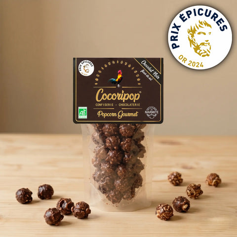 Popcorn caramel chocolat noir bio Cocoripop, médaillé d'Or aux Prix Épicures 2024. Popcorn artisanal français fabriqué à Saint-Germain-du-Puy près de Bourges, enrobé à la main de caramel, de fleur de sel de Guérande et de chocolat noir de Papouasie 73 %. Gourmandise bio et sans gluten.