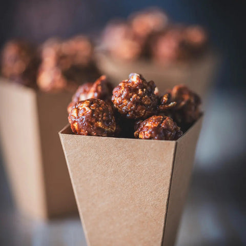 Popcorn bio au chocolat noir et fleur de sel élaboré artisanalement dans notre atelier français.