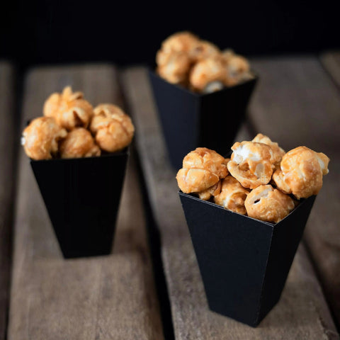 Popcorn bio français médaillé au Prix Épicure, enrobé de caramel doré et fleur de sel.