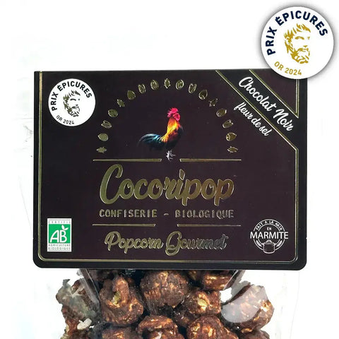 Popcorn Chocolat Noir Fleur de Sel Bio – maïs soufflé croustillant enrobé de chocolat noir intense et relevé d’une touche de fleur de sel, médaillé d’or au Salon Epicure Paris 2024, présenté sur fond blanc. bio