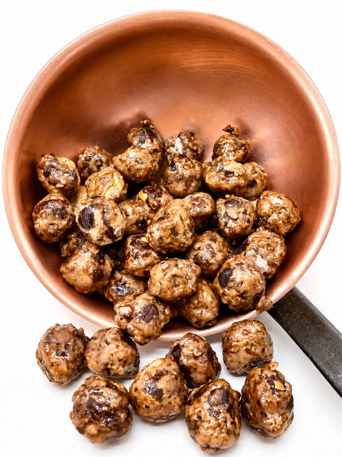 Pralines noisettes caramélisées bio en vrac, fabriquées artisanalement près de Bourges dans le Berry avec des noisettes biologiques soigneusement torréfiées.