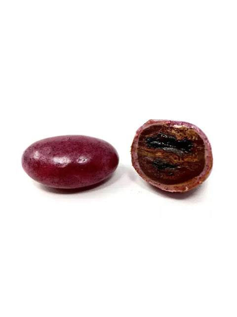 Raisin sec enrobé de chocolat noir intense, sublimé par une finition violette élégante, sur fond blanc. oeufs du coq en chocolat BIO