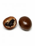 Raisins secs bio macérés dans le Sancerre et le Sauternes puis enrobés de chocolat noir bio, fabriqués artisanalement près de Bourges dans le Berry.