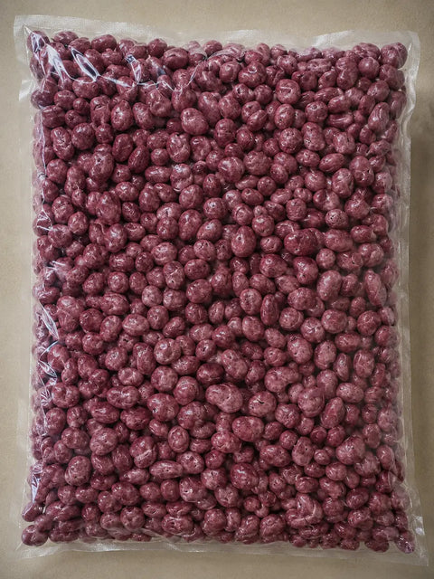 Raisins violets enrobés de chocolat noir bio en vrac, fabriqués artisanalement à Saint-Germain-du-Puy près de Bourges.