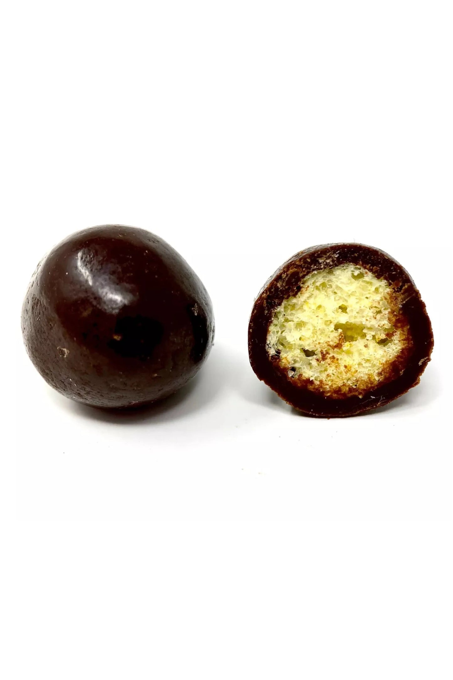 Zoom sur les soufflés croustillants au chocolat blanc, lait et noir bio, posés en vrac