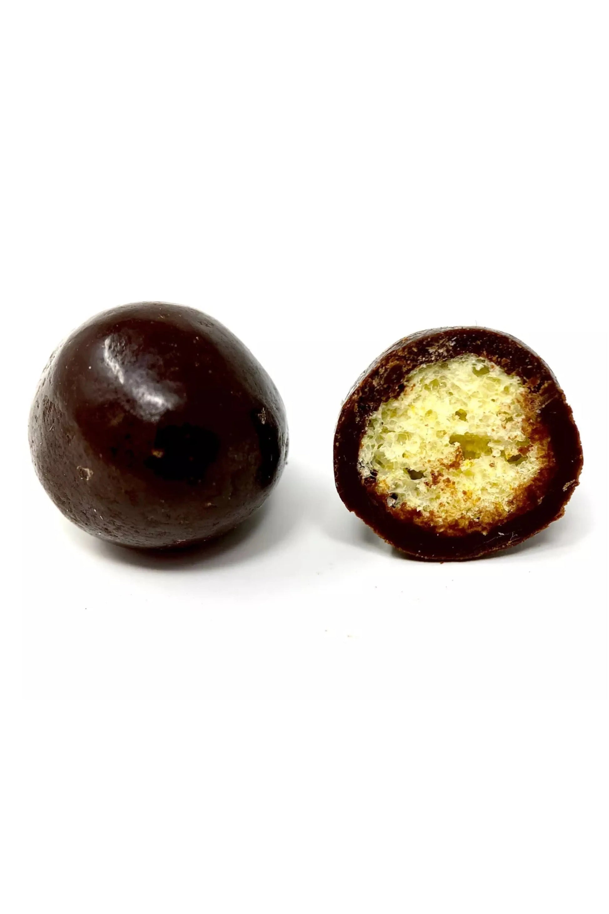 Zoom sur les soufflés croustillants au chocolat blanc, lait et noir bio, posés en vrac