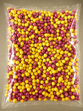 Billes de maïs soufflé bio enrobées de chocolat blanc, framboise et mangue fabriquées à Saint-Germain-du-Puy près de Bourges.