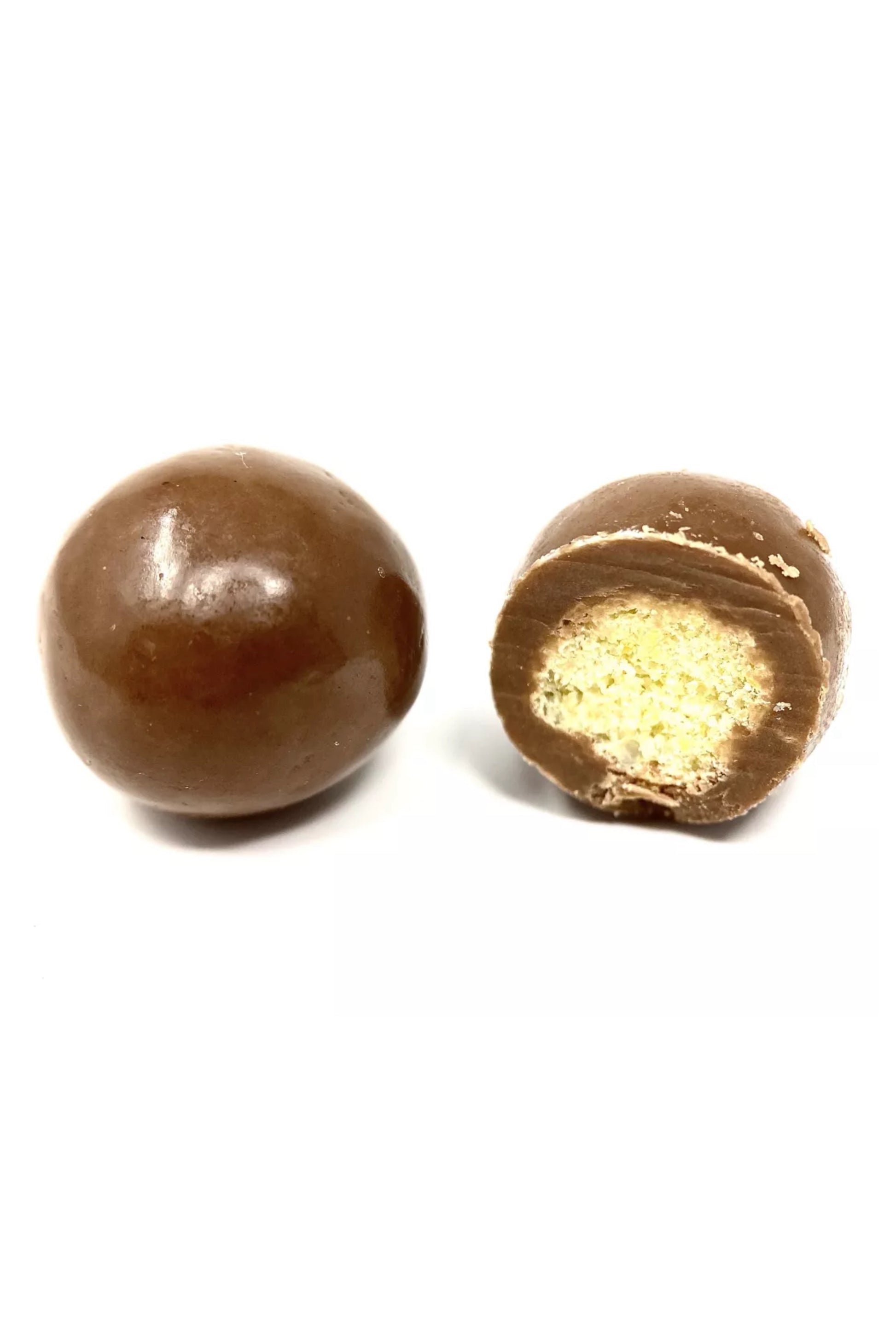 Billes croustillantes de maïs enrobées de chocolat noir, lait et blanc dans une boîte blanche élégante