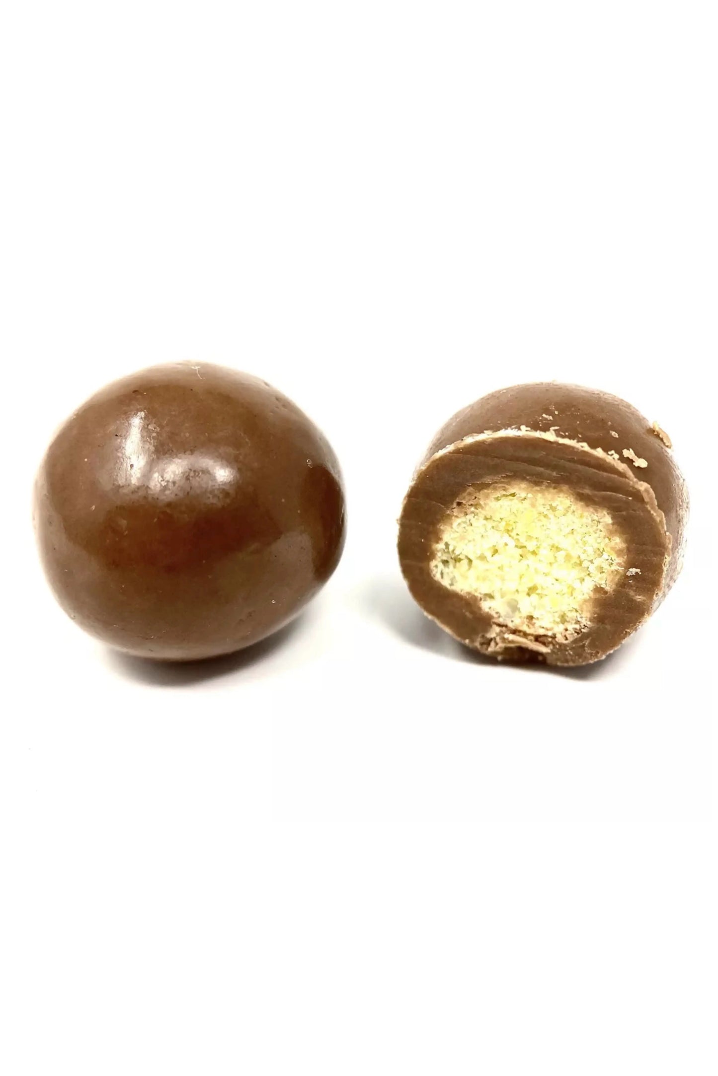 Billes de maïs croustillantes enrobées de chocolat noir, lait et blanc, dans leur coffret métallique
