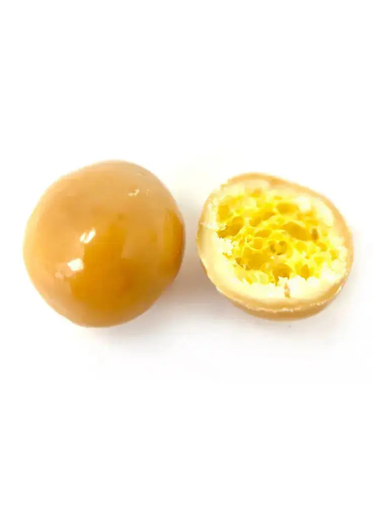 Bille soufflée croustillante enrobée de chocolat blanc et caramel blond, mariage parfait entre douceur et croquant. BIO