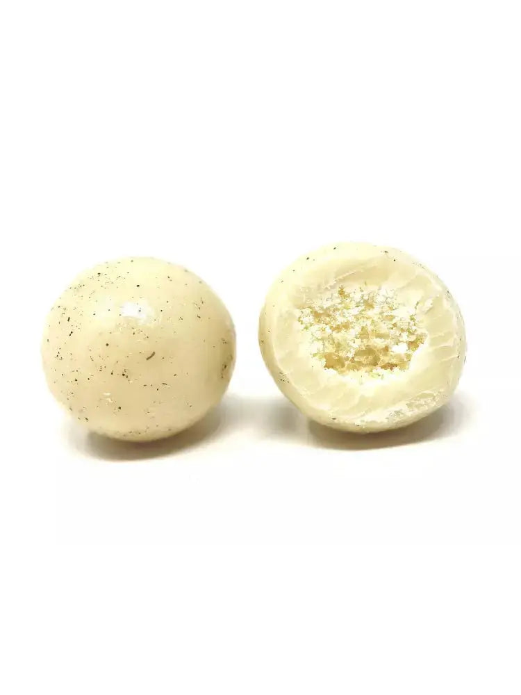 Bille croustillante enrobée de chocolat blanc infusé à la vanille bourbon, offrant une texture légère et un goût délicatement sucré, sur fond blanc. bio